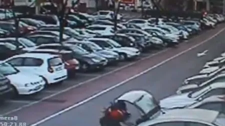 INCREDIBIL: A furat maşina cu un bebeluş în ea VIDEO