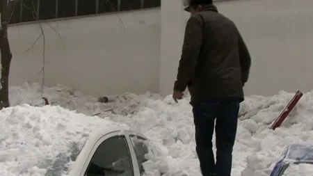 Galaţi: Şase maşini, distruse în parcare de... nămeţi VIDEO