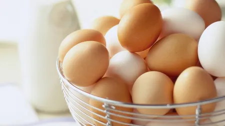 Ouăle albe versus ouăle maro: Care este diferenţa dintre ele şi ce găină face ouă albastre