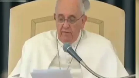 Papa Francisc a rămas fără chipiu în timpul predicii, din cauza vântului VIDEO