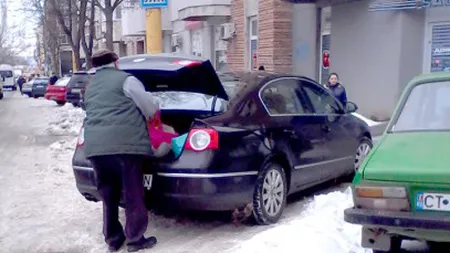 Un pensionar în maşină de lux, la coadă la ajutoare sociale FOTO
