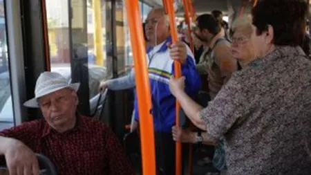 Pensionarii din Bucureşti nu vor mai călători în RATB cu legitimaţia şi talonul de pensie