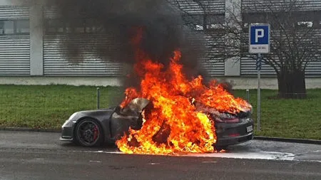 Alertă MAXIMĂ la Porsche. Au fost oprite livrările la modelul 911 GT3, doi bolizi de lux au luat foc