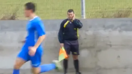 Imaginea ZILEI în fotbal. Un asistent bulgar vorbeşte la telefon în timp ce arbitrează VIDEO