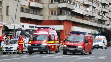 Accident TERIBIL pe şantier. Trei muncitori au căzut de pe o schelă. Unul a DECEDAT VIDEO