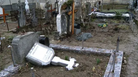 Dezastru într-un cimitir din Dâmboviţa. Zeci de morminte au fost profanate FOTO