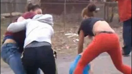 Fetiţă de 13 ani, BĂTUTĂ de cinci minore într-o parcare. Agresoarele au fost reţinute