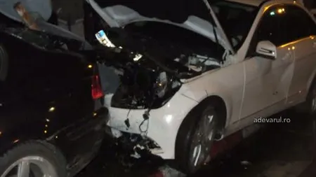 Trei maşini, grav avariate după ce un şofer nu a acordat prioritate într-o intersecţie VIDEO
