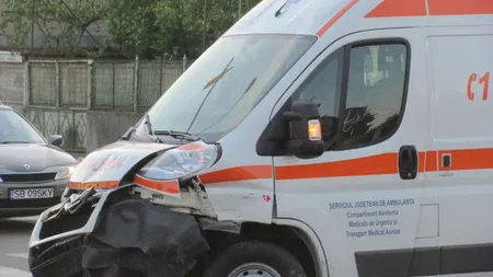 ACCIDENT GRAV provocat de o ambulanţă, pe trecerea de pietoni. Un bărbat se zbate între viaţă şi moarte
