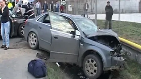 Două maşini s-au ciocnit violent. Un bebeluş a murit şi şapte persoane au fost rănite VIDEO