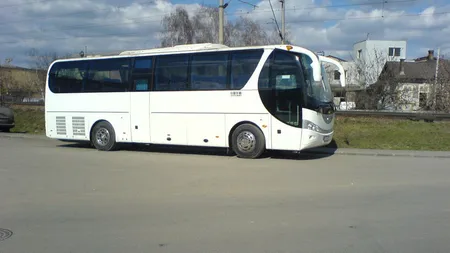 Şofer de autocar, ÎNJUNGHIAT cu un cuţit de către un turist polonez. Călătorul s-a SINUCIS după ATAC