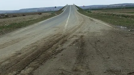 Ca la noi la nimeni! BUCATĂ DE ASFALT în mijlocul pustietăţii, în Timiş