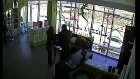 Bătaie într-un coafor din Timiş: Patroana salonului, luată la palme VIDEO
