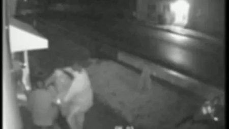 Bătaie soră cu moartea între clienţi şi angajaţii unui bar din Dolj VIDEO