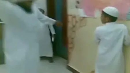 Educaţie prin bătaie, în Arabia Saudită: Un profesor îşi loveşte elevii cu un băţ VIDEO