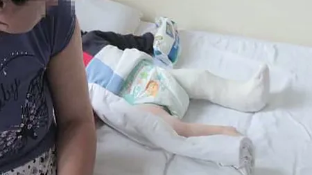 O fetiţă de doar nouă luni, cu piciorul în ghips după o bătaie între părinţi