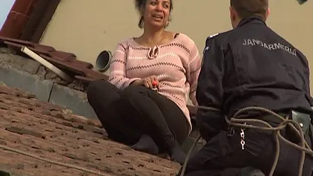 Scene incredibile în Sibiu: O braziliancă beată s-a urcat pe un acoperiş şi a ameninţat că se aruncă VIDEO