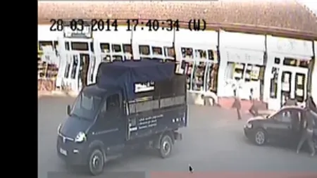 Imagini şocante surprinse de o cameră. Un agent de pază este bătut cu BESTIALITATE de 8 bărbaţi VIDEO