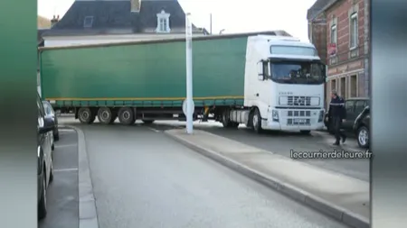 Un camion românesc a blocat o intersecţie dintr-o localitate din Franţa VIDEO