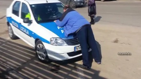 Un echipaj de poliţie fuge cu un şofer PE CAPOTA maşinii, după ce a vrut să FALSIFICE un proces verbal VIDEO