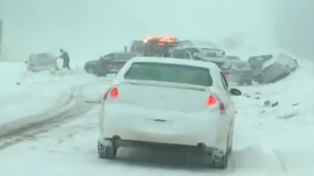Carambol pe o autostradă din SUA: 18 maşini s-au tamponat din cauza poleiului
