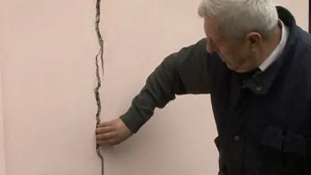 Alunecări de teren în centrul oraşului Galaţi. Casele oamenilor au crăpat VIDEO