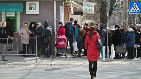 Cozi infernale la băncile din Crimeea. Autorităţile au limitat temporar retragerile de numerar