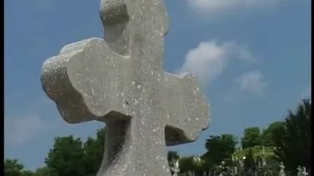 Preot TRAFICANT DE MORMINTE. A strâns o avere după ce a vândut 20.000 de locuri de veci