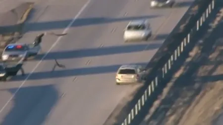 URMĂRIRE ca-n FILME: Un hoţ a furat o maşină cu tot cu COPILUL aflat în ea VIDEO