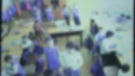 Fetiţă de clasa a doua îşi terorizează colegii în clasă. Părinţii îngroziţi au instalat camere de supraveghere