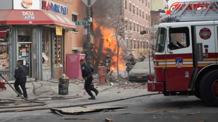 Tragedia din New York: Cel puţin 4 MORŢI şi 63 de răniţi după prăbuşirea a două clădiri