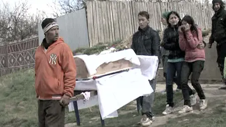 Caz uluitor în Vrancea. Au dormit două zile cu fetiţa moartă în cameră VIDEO