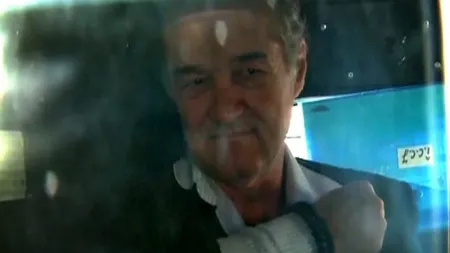 Gigi Becali are un comportament ciudat când este transportat cu duba