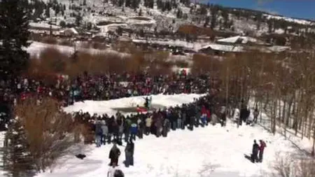 Concurs MACABRU în Colorado. Zeci de americani au alergat cu coşciuge în braţe VIDEO