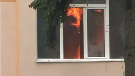 INCENDIU într-un bloc din Suceava. Un bărbat a MURIT. Zeci de locatari au fost evacuaţi VIDEO
