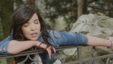 Cine este Indila şi cum arată în realitate cântăreaţa care a spart topurile cu melodia 