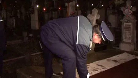 Poliţiştii, în inspecţie la CIMITIR. Vezi ce au căutat oameni legii PRIN CAVOURI VIDEO