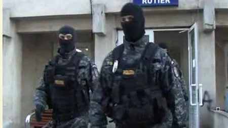 Un şofer beat a făcut scandal la secţia de poliţie şi a muşcat un agent de picior