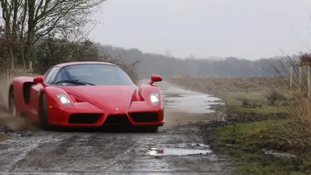 Ţi-e milă să te uiţi. Cum îşi bate joc un şofer de un Ferrari Enzo. Îl conduce pe drumuri fără asfalt VIDEO