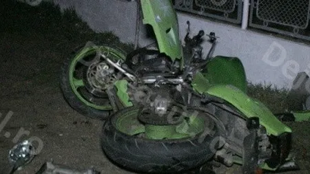 Tânăr în spital, după ce a intrat cu motocicleta într-un stâlp