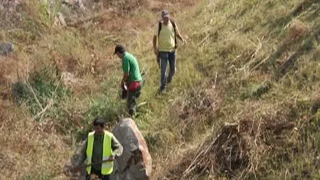 DESCOPERIRE INCREDIBILĂ făcută de un sătean în timp ce ara grădina. Vezi ce a scos plugul din pământ