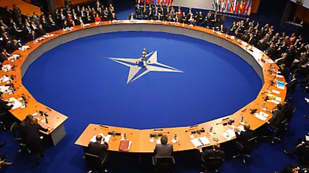 Mesaj dur pentru RUSIA: NATO îşi REVIZUIEŞTE cooperarea cu Moscova şi a suspendat iniţiativele comune