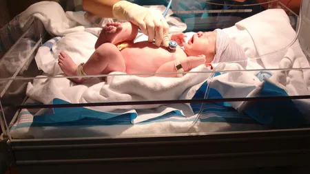 Doi părinţi din Buzău acuză medicii că le-au vândut bebeluşul nou născut