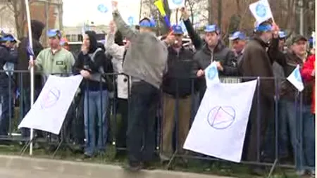 Peste 200 de sindicalişti din comerţ au protestat în faţa sediului Auchan România VIDEO