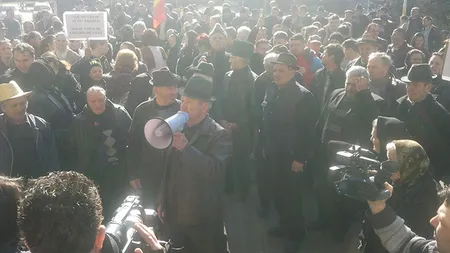 Proteste la Prefectura Maramureş: Peste 200 de săpânţeni cer demisia prefectului VIDEO