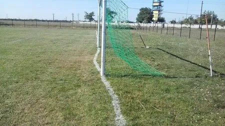 Terenul de fotbal cu cele mai strâmbe linii din lume este în România. Pozele au făcut ocolul lumii FOTO