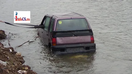 A făcut baie cu tot cu maşină. Un tânăr din Reşiţa a plonjat cu maşina în râu VIDEO