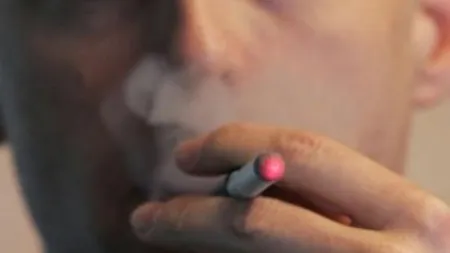 OTRAVA din ţigările electronice: O LINGURIŢĂ de substanţă poate UCIDE un copil
