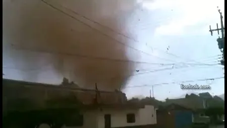 Imagini spectaculoase: O tornadă s-a abătut asupra unui oraş din centrul Mexicului VIDEO