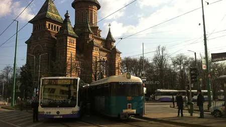 Împinsul tramvaiului a devenit sport naţional. Tramvai înţepenit în autobuz, deblocat de călători la Timişoara